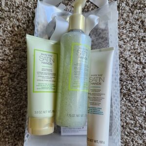 Mary Kay Bath & Body Collection Green and Cream